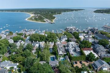 Single Family Home For Sale in Edgartown #42130
