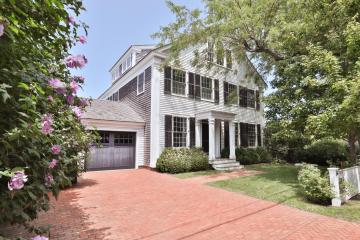 Single Family Home For Sale in Edgartown #43083