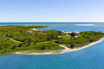 Single Family Home For Sale in Edgartown #43307