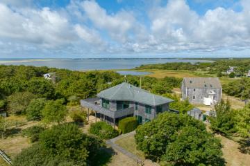 Single Family Home For Sale in Edgartown #43708