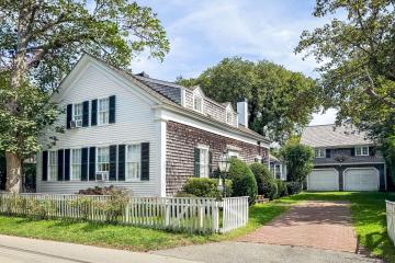 Single Family Home For Sale in Edgartown #43823