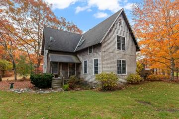 Single Family Home For Sale in Oak Bluffs #43930