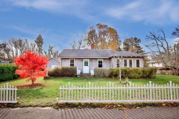 Single Family Home For Sale in Oak Bluffs #43896