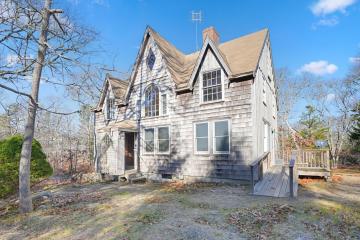 Single Family Home For Sale in Edgartown #44019