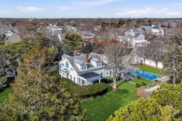 Single Family Home For Sale in Edgartown #44225