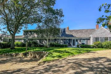 Single Family Home For Sale in Edgartown #44127