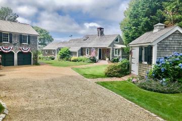 Single Family Home For Sale in Edgartown #44080