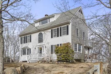 Single Family Home For Sale in Edgartown #44085