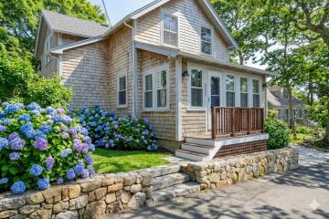 Single Family Home For Sale in Vineyard Haven #44326