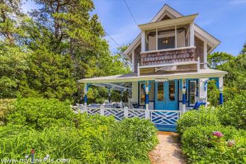 Single Family Home For Sale in Oak Bluffs #44267