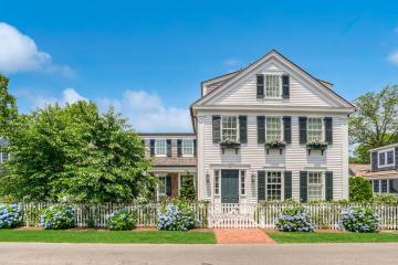 Single Family Home For Sale in Edgartown #44194