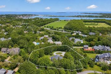 Single Family Home For Sale in Edgartown #44472