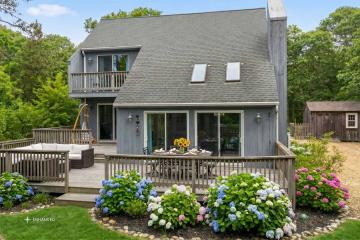 Single Family Home For Sale in Edgartown #44466