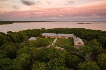 Single Family Home For Sale in Edgartown #44437