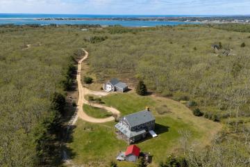Single Family Home For Sale in Edgartown #44003