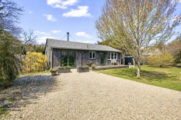 Single Family Home For Sale in Oak Bluffs #44342