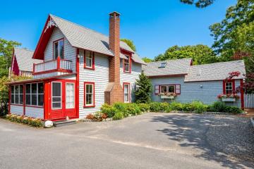 Single Family Home For Sale in Oak Bluffs #44599