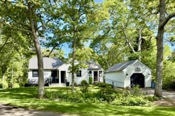 Single Family Home For Sale in Oak Bluffs #44518