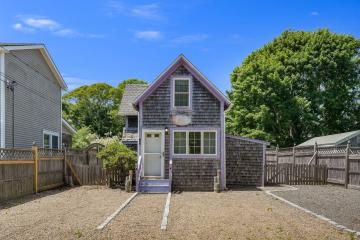 Single Family Home For Sale in Oak Bluffs #44512