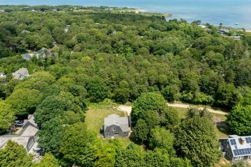 Single Family Home For Sale in Edgartown #44610