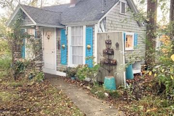 Single Family Home For Sale in Oak Bluffs #44841