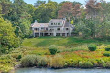 Single Family Home For Sale in Edgartown #44991