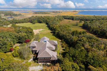 Single Family Home For Sale in Edgartown #45013